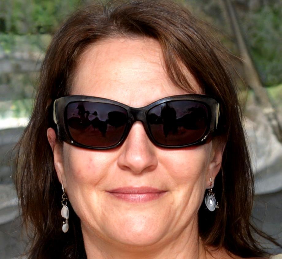 Instructor Ji-Woo Chae discussing mobile interface patterns with students